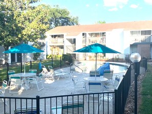Outdoor dining - Charming, King Bed, Golf, Pool, Lake, Cozy, Quiet Condo, Ideal for Longer Stays! (Montgomery)