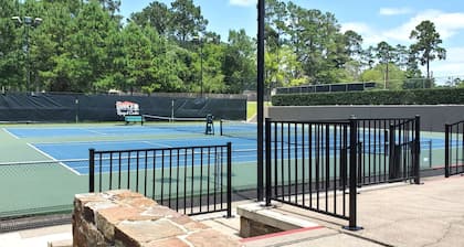 Charming, King Bed, Golf, Pool, Lake, Cozy, Quiet Condo, Ideal for Longer Stays!
