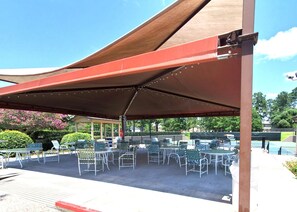 Outdoor dining - Charming, King Bed, Golf, Pool, Lake, Cozy, Quiet Condo, Ideal for Longer Stays! (Montgomery)