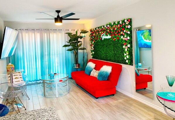 Smart TV - Charming, King Bed, Golf, Pool, Lake, Cozy, Quiet Condo, Ideal for Longer Stays! (Montgomery)