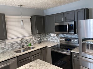 Frigorifero, microonde, forno, piano cottura