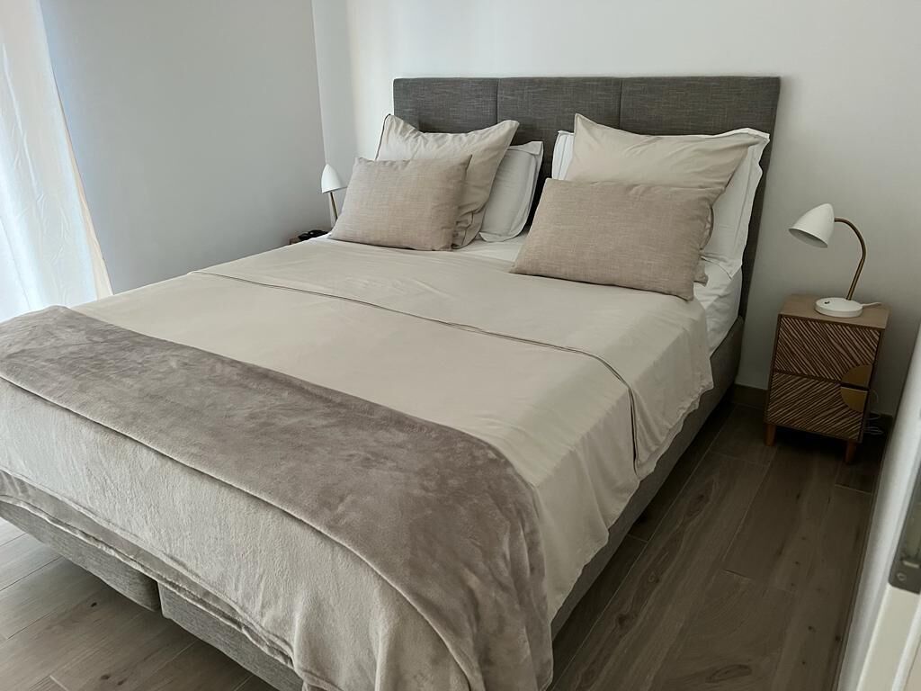 2 chambres, bureau, fer et planche à repasser, lit parapluie