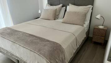 2 slaapkamers, een bureau, een strijkplank/strijkijzer, reisbedje