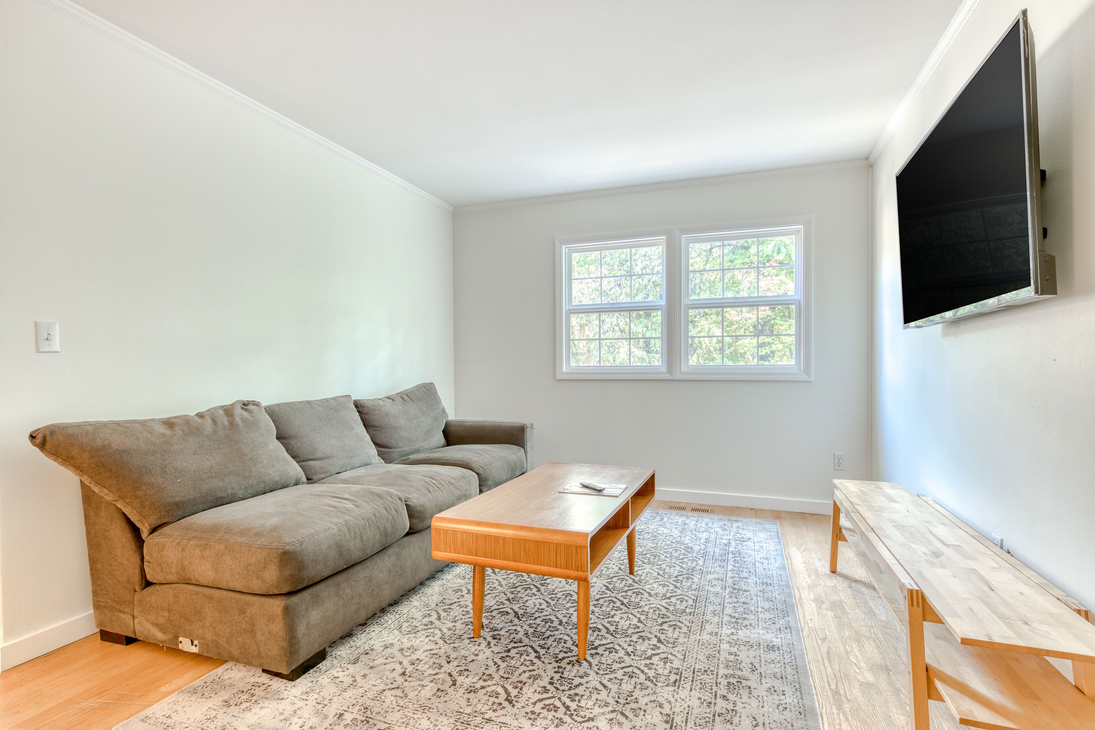 Dog-friendly, ground-floor apartment with a full kitchen - near skiing & hiking