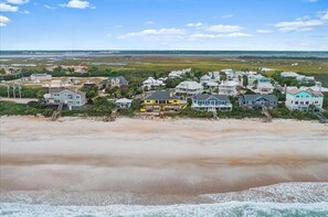 On the beach - Once Upon a Tide Home with Hot Tub & Fire Pit (Ponte Vedra Beach)