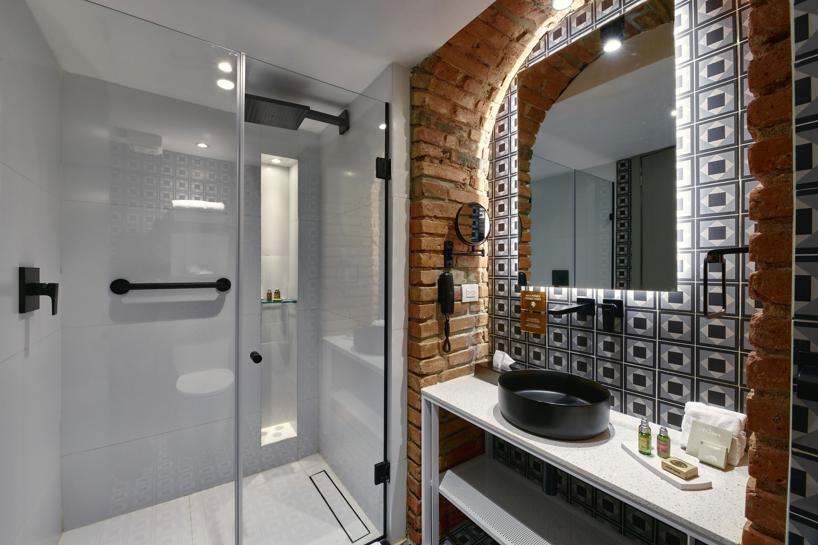 Deluxe Studio Suite, Multiple Beds, City View | Bathroom