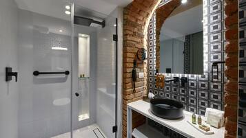 Suite monolocale Deluxe | Bagno | Doccia, soffione a pioggia, asciugacapelli, pantofole