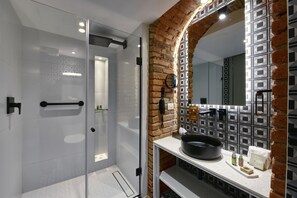 Studio Suite Deluks, Beberapa Tempat Tidur, pemandangan kota | Kamar mandi | Shower, pancuran hujan, pengering rambut, dan sandal