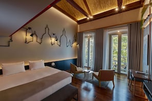 Suite estudio Deluxe | Minibar, caja fuerte, decoración individual y escritorio