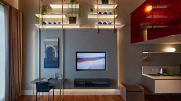 Minibar, caja de seguridad en la habitación y decoración personalizada