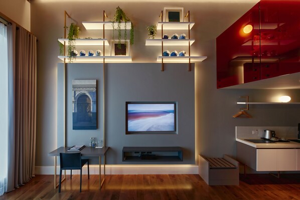 Studio Suite Deluks, Beberapa Tempat Tidur, pemandangan kota | Seprai premium, minibar, brankas, dan didekorasi berbeda-beda