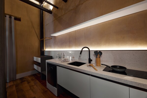 Habitación Deluxe, 1 cama Queen size | Ropa de cama de alta calidad y minibar 