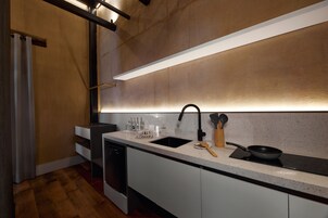 Minibar, caja de seguridad en la habitación y decoración personalizada 