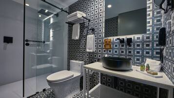 Deluxe Studio Suite | Bathroom | Shower, rainfall showerhead, hair dryer, slippers
