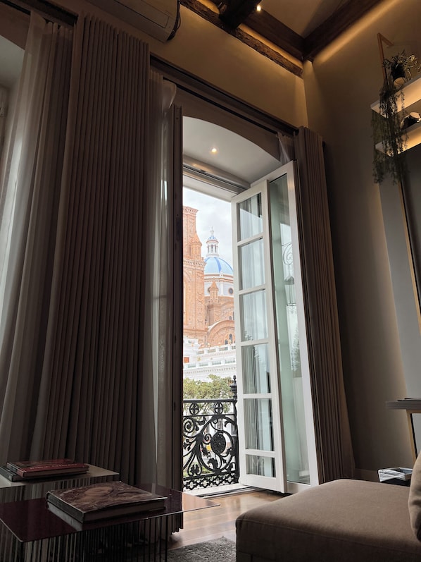 Suite estudio Deluxe | Minibar, caja fuerte, decoración individual y escritorio