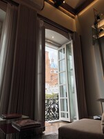 Minibar, caja de seguridad en la habitación y decoración personalizada 