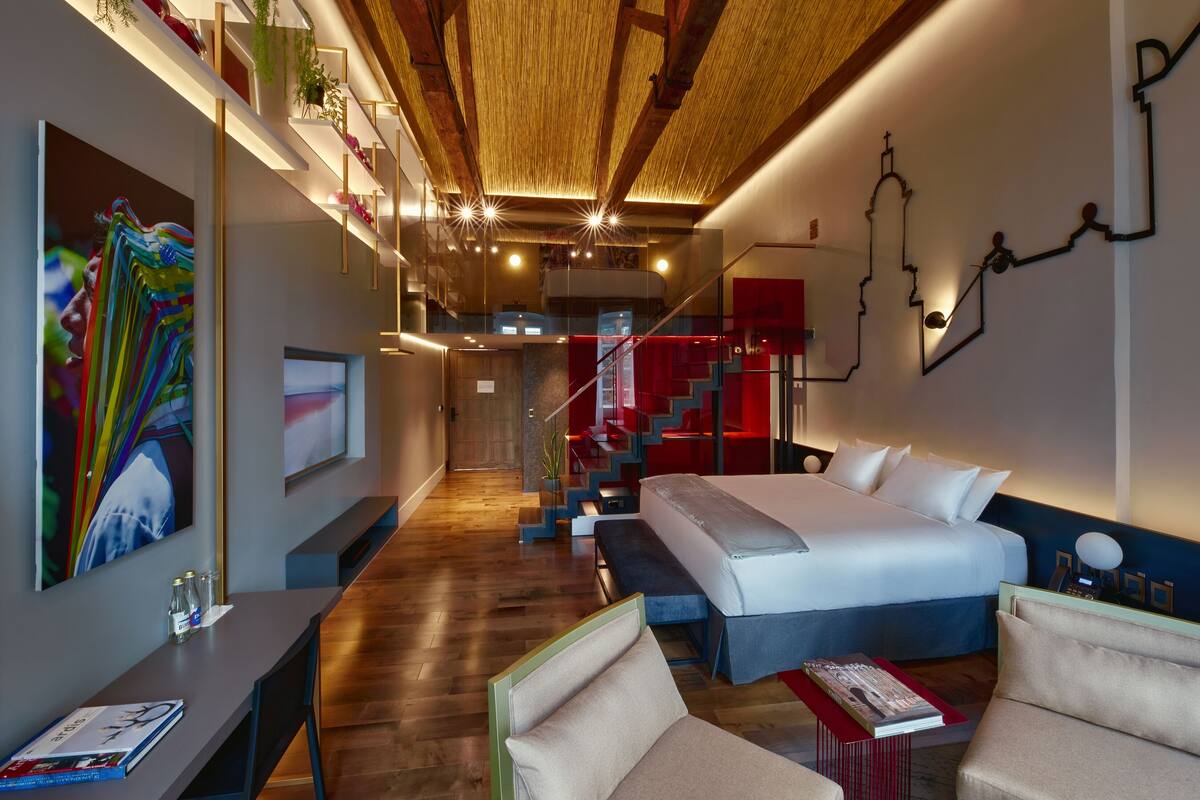 Minibar, caja de seguridad en la habitación y decoración personalizada