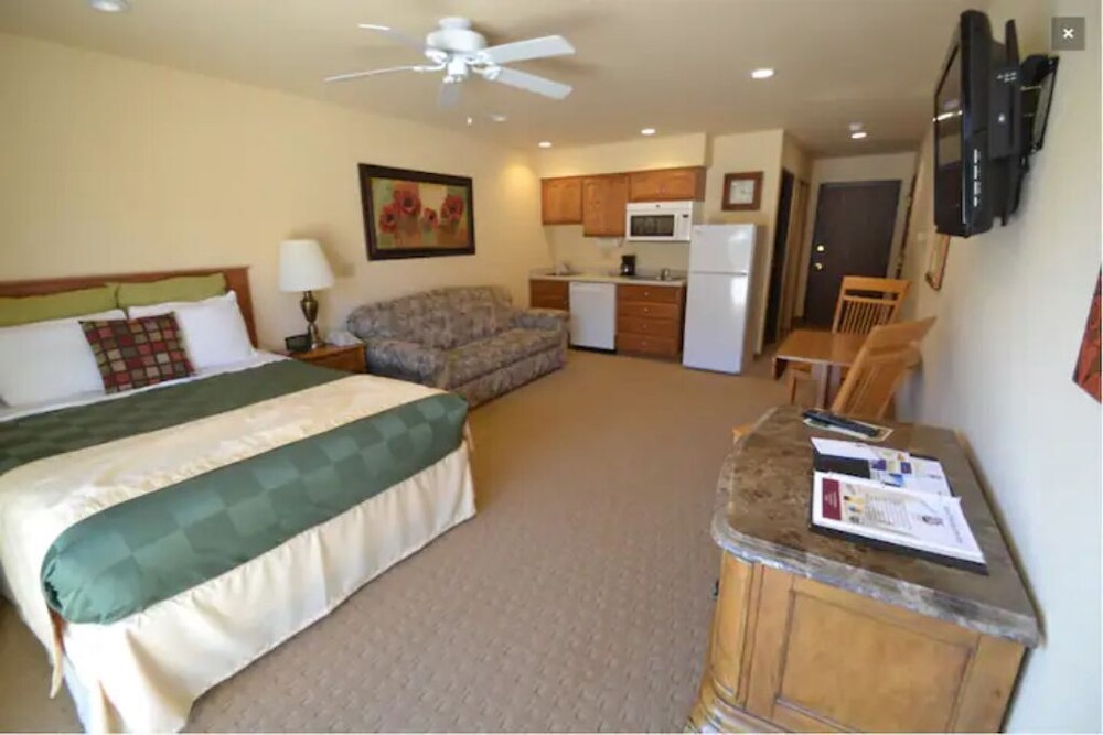 Indoor, outdoor pool, tennis and golf course Mishicot Vrbo