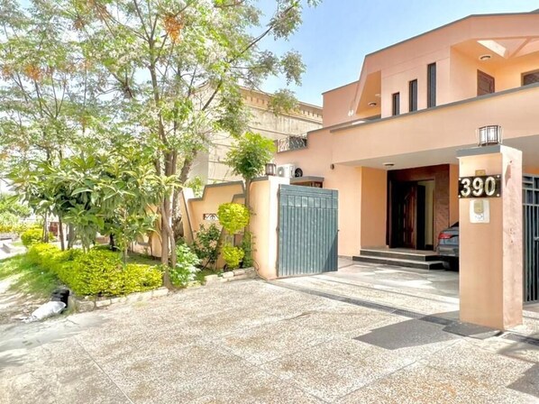 Exterior - Step Inn Guest House Islamabad (Islamabad)