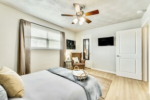 1 habitación, tabla de planchar con plancha y cuna de viaje 