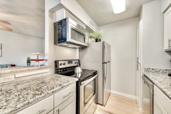 Refrigerador, microondas, horno, placa de cocina