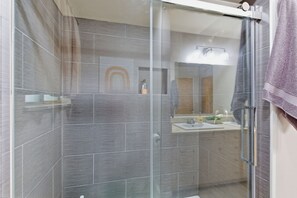 Doccia, asciugacapelli, asciugamani, sapone