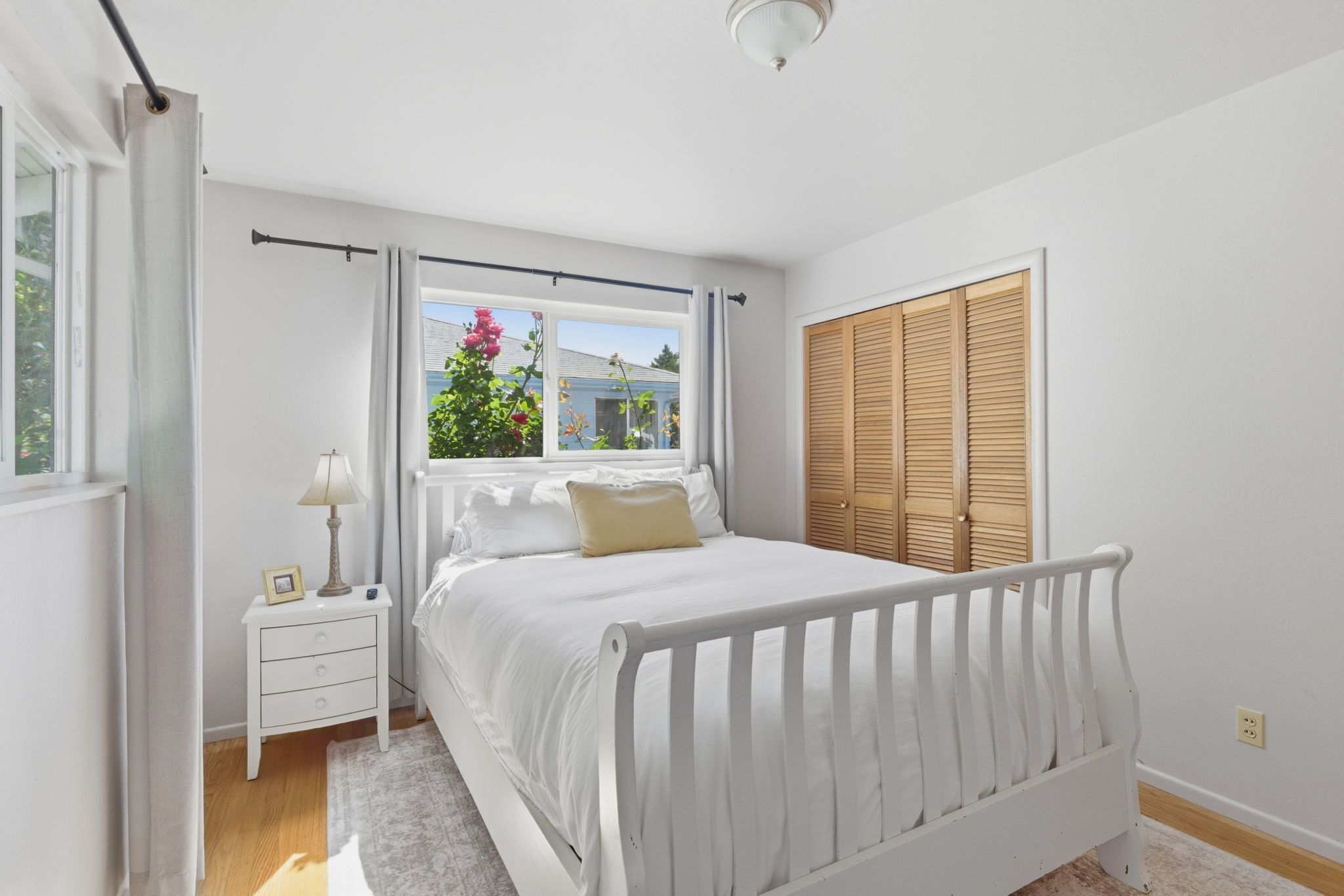 3 bedrooms, desk, WiFi, bed sheets
