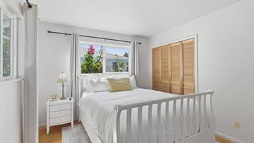 3 bedrooms, desk, WiFi, bed sheets