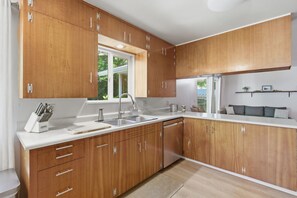 Microwave, oven, stovetop, dishwasher - Mid Century Modern-5 min from I-5 (Grants Pass)