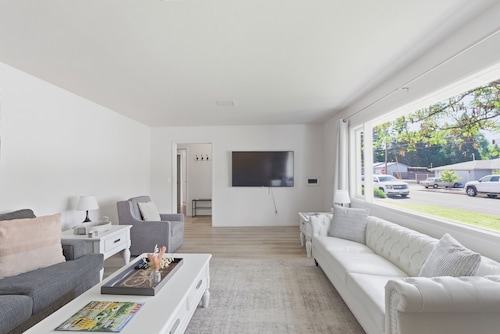 Mid Century Modern-5 min from I-5