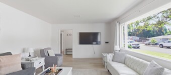Mid Century Modern-5 min from I-5