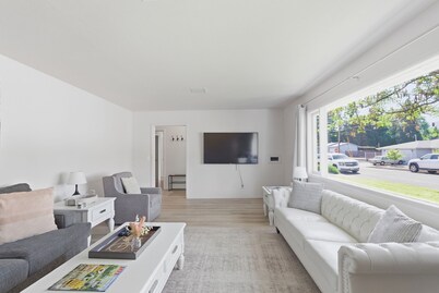 Mid Century Modern-5 min from I-5
