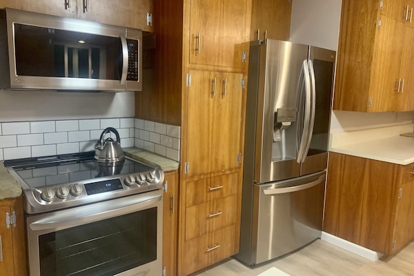 Microondas, horno, parrilla de estufa y lavavajillas