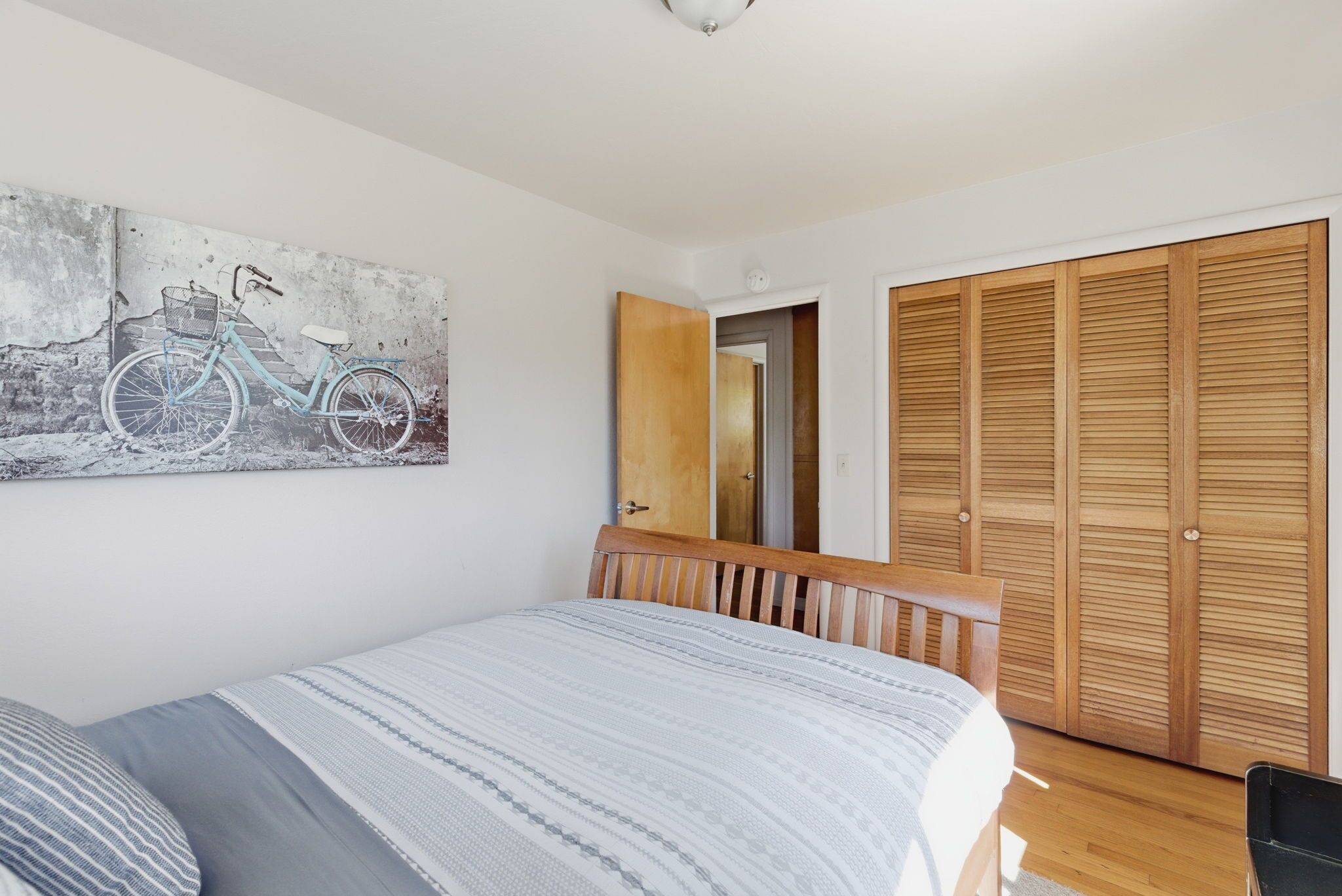 3 bedrooms, desk, WiFi, bed sheets