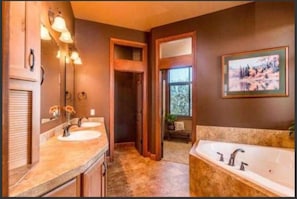 Een bad/douchecombinatie, een haardroger, een bidet, handdoeken