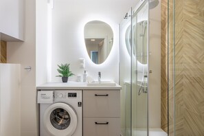 Dusche, Haartrockner, Handtücher, Seife