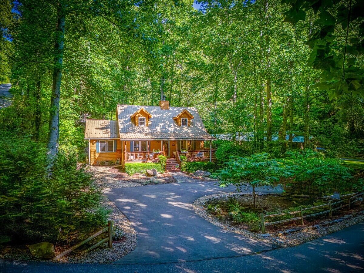 Charming Creek side cottage in Maggie Valley. Close to Cataloochee, and Cherokee