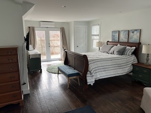 4 bedrooms, desk, iron/ironing board, WiFi
