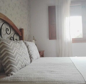 2 bedrooms, iron/ironing board, travel cot, free WiFi - Reconnect, The Magic of Rural Life Awaits You (Gata)