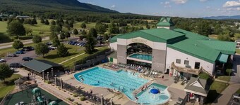 2 attached 1 bedroom apartments with Jacuzzi