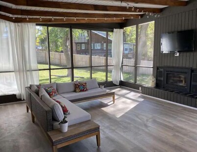 Home away from Home- Mid Century Style - central Omaha (5 min from I-80)