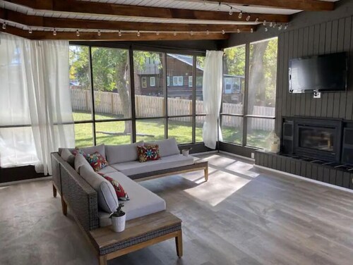 Home away from Home- Mid Century Style - central Omaha (5 min from I-80)