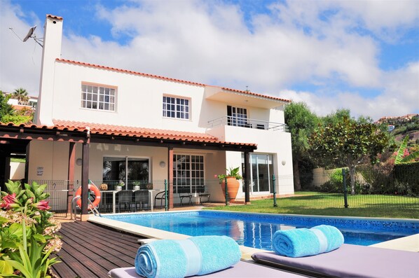A two-story house with a swimming pool, a covered patio, and a fenced garden. - Ocean-View Villa ★ Private Pool and Garden (Caniço)