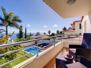 Terrace/patio - Ocean-View Villa ★ Private Pool and Garden (Caniço)