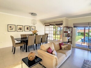 Fernseher, Kamin, Videospiele, DVD-Player