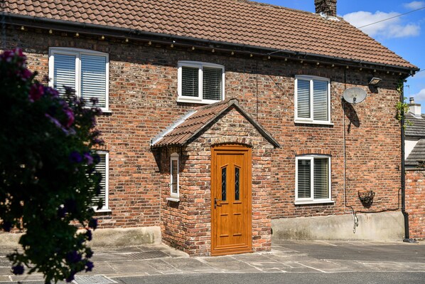 Cottage | Front of property - Dovecote Farm House (Goole)