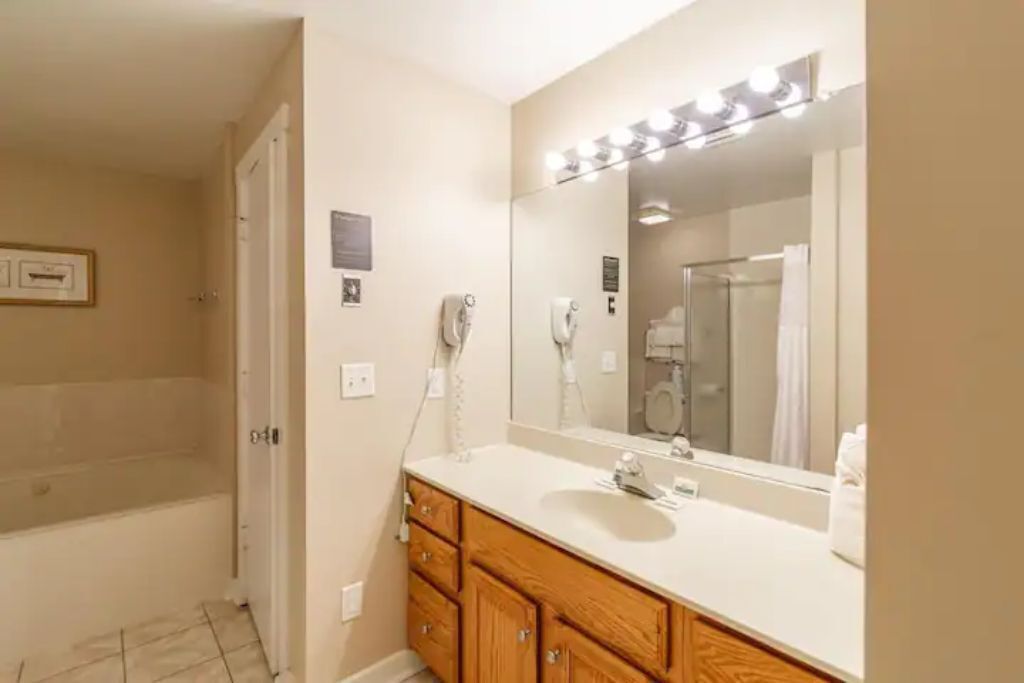 Ensemble douche/baignoire, serviettes fournies, papier toilette