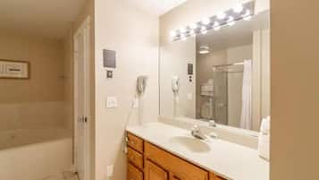 Ensemble douche/baignoire, serviettes fournies, papier toilette