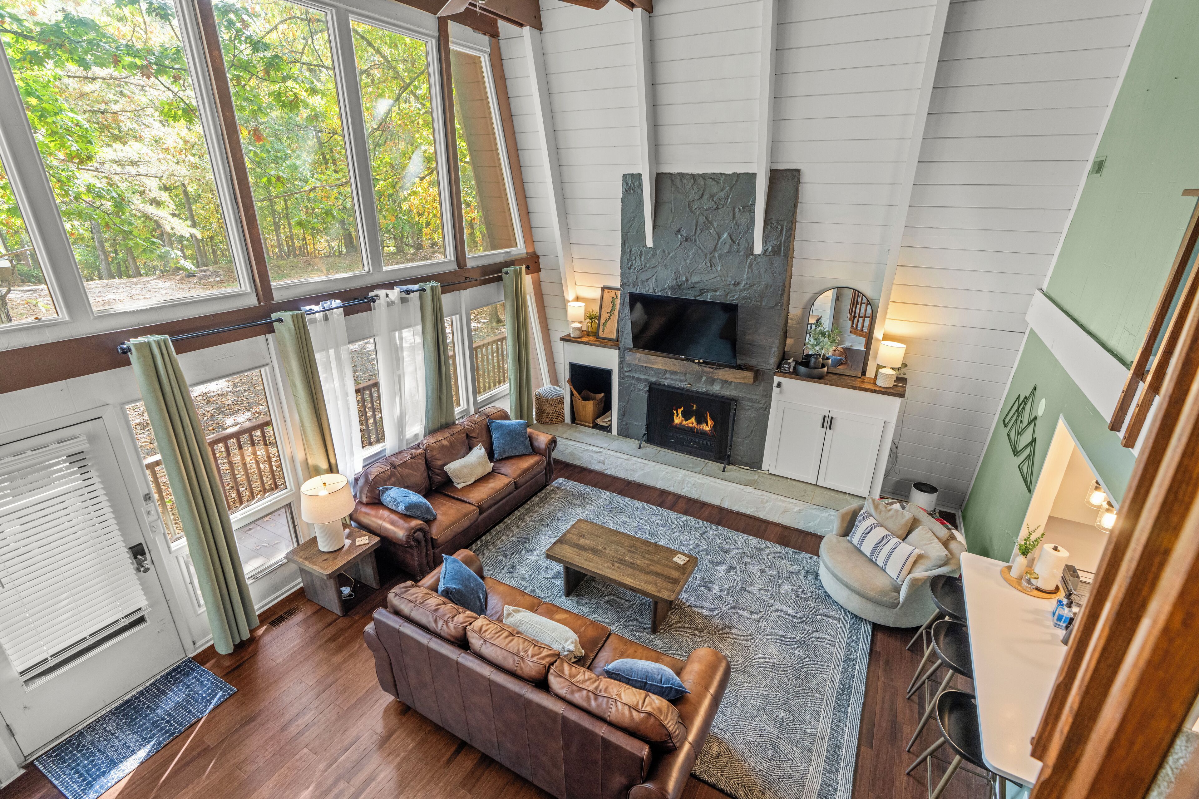 Een smart-tv, een open haard en tafelvoetbal