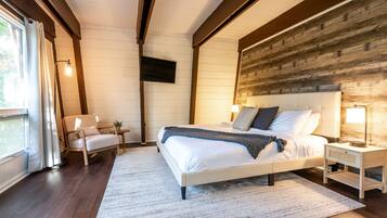 6 bedrooms, desk, iron/ironing board, travel crib